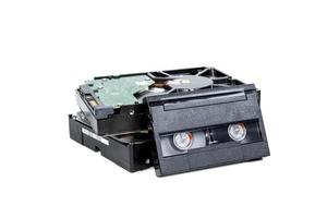 Festplatte mit Videokassette isoliert auf weißem Hintergrund foto
