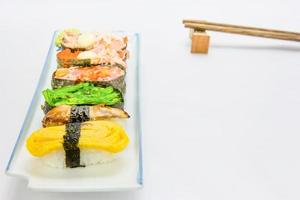 Sushi-Set im Hintergrund, japanische Meeresfrüchte foto