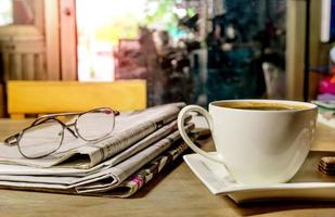 Kaffeetasse mit Zeitung foto