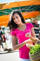 gesunde junge Frau, die Bauern einkauft, vermarktet frisches Bio-Obstgemüse