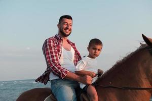 Vater und Sohn reiten gerne gemeinsam am Meer. selektiver Fokus foto