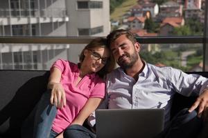 paar entspannen zu hause mit laptops foto