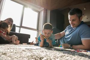 junges paar verbringt zeit mit kindern foto