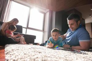 junges paar verbringt zeit mit kindern foto