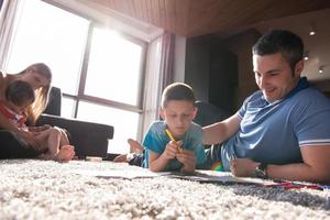 junges paar verbringt zeit mit kindern foto