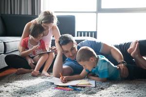 junges paar verbringt zeit mit kindern foto