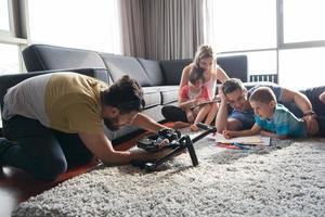 junges paar verbringt zeit mit kindern foto