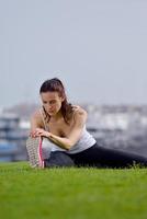 junge schöne Frau, die am Morgen joggt foto