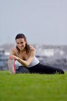 junge schöne Frau, die am Morgen joggt foto