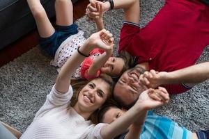 glückliche familie, die auf dem boden liegt foto