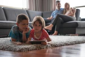 Paar verbringt Zeit mit Kindern foto