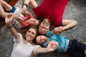 glückliche familie, die auf dem boden liegt foto