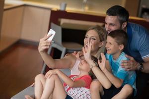 familie hat spaß zu hause foto