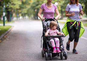 frauen mit kinderwagen joggen zusammen foto