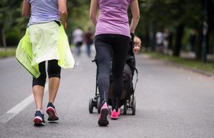 frauen mit kinderwagen joggen zusammen foto