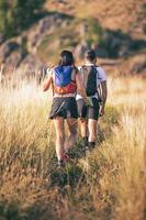 Paar Wanderer auf dem Hangweg foto