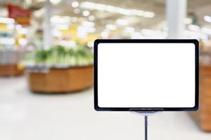 leere Preistafel mit frischen Lebensmitteln im Supermarkt foto