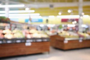 Abstrakte Unschärfe organisches frisches Obst und Gemüse in Lebensmittelregalen im Supermarktgeschäft defokussierter Bokeh-heller Hintergrund foto