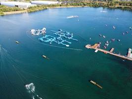 Kameraaufnahmen einer wunderschönen Luftdrohne von Willen Lake und Park, der sich in Milton Keynes, England, befindet. Die Menschen genießen an einem heißen sonnigen Sommertag am See foto