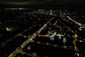 schöne luftaufnahme der britischen stadt bei nacht foto