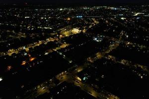 schöne Luftaufnahme der britischen Stadt bei Nacht und Live-Feuerwerk auf der Hochzeit der Asiaten foto