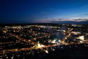 schöne luftaufnahme der britischen stadt bei nacht foto