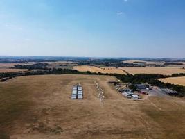 Segelflugplatz im Feld, High Angle Footage der Drohnenkamera. schöne landschaftsansicht aus der luft von dunstable downs england großbritannien foto