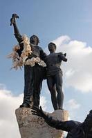 beirut, libanon, 2018 - die statue der märtyrer wurde von marino mazzacurati geschaffen. die Restaurierung bewahrte bewusst die Spuren der Kriegsschäden foto