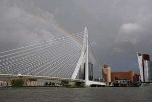 rotterdam, niederlande, 2019 - ein großer regenbogen spannt sich über die stadt rotterdam, niederlande foto