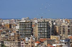 stadtbild von tripolis, libanon, mit tauben gegen den blauen himmel foto