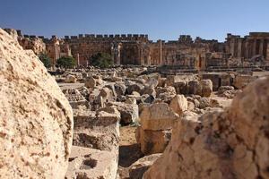 römische ruinen in der stadt baalbek, libanon foto