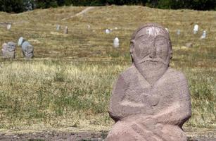 Antike Steinskulpturen - Kurgan-Stelen oder Balbals - in der Nähe des Burana-Turms in Kirgisistan foto