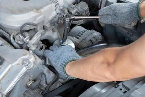 Automechaniker, der in der Garage arbeitet. foto