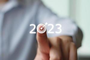 2023 Ziel und Ziel. Hand-Touch-Dartscheiben mit der Nummer 2023 für eine festgelegte Strategie und einen Zukunftsplan. Unternehmensführung und Finanzkonzept. foto