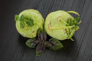 Kohlrabi auf Holzhintergrund foto