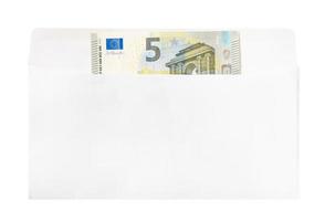 einzelne 5-Euro-Note im offenen Briefumschlag foto