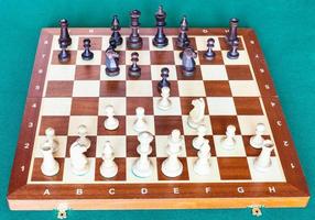 Blick von Weiß auf das Schachspiel auf dem Schachbrett foto