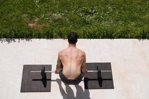 Mann macht Morgengymnastik foto