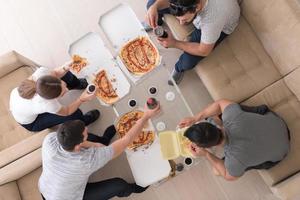 Pizzazeit eine Gruppe von Menschen foto