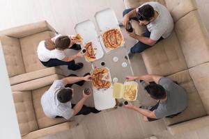 Pizzazeit eine Gruppe von Menschen foto