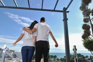 Paar entspannt sich auf dem Balkon foto