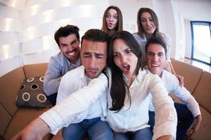 gruppe von freunden, die selfie machen foto