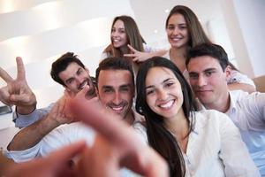 gruppe von freunden, die selfie machen foto