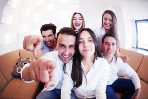 gruppe von freunden, die selfie machen foto