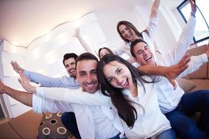 gruppe von freunden, die selfie machen foto