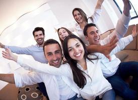 gruppe von freunden, die selfie machen foto