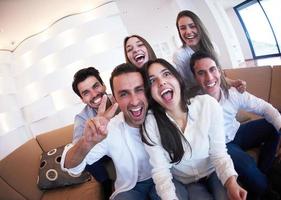 gruppe von freunden, die selfie machen foto