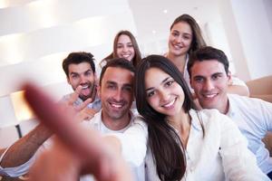 gruppe von freunden, die selfie machen foto