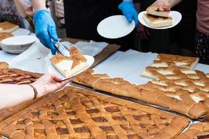 Portion süßen Käsekuchen in den Teller geben foto