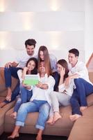 gruppe von freunden, die selfie machen foto